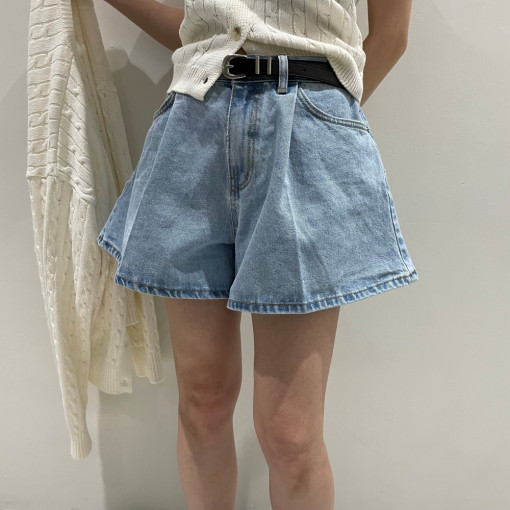 Vintage Fashion Influencer - High Waist Denim Shorts Minimalist Style